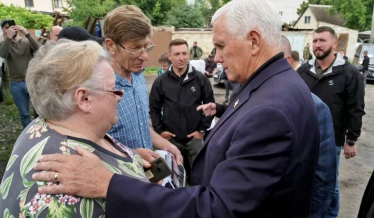 Váratlanul Ukrajnába látogatott Mike Pence volt amerikai alelnök