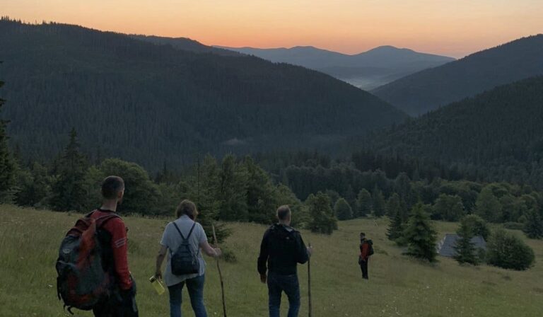 Eltévedt turistákat kerestek a Szinevéri-tó közelében