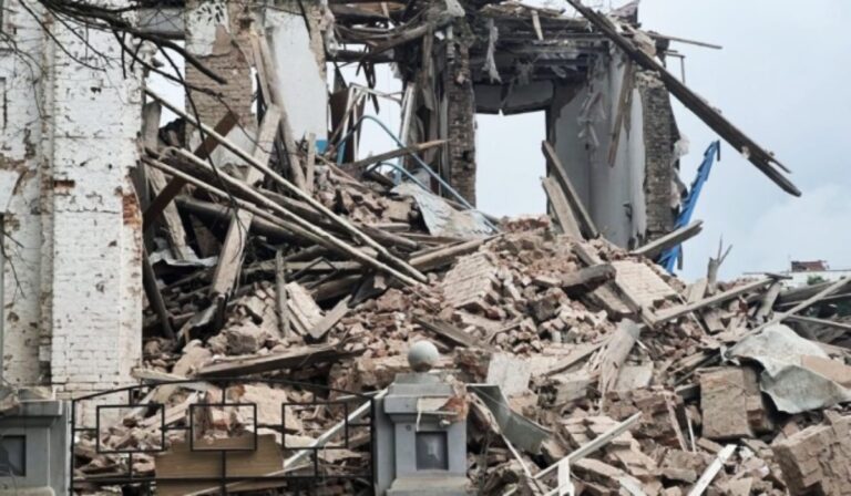 Росіяни скинули авіабомбу на пункт видачі гуманітарної допомоги в Оріхові