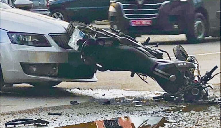 Egy személyautó és egy motorkerékpár ütközött Beregszászban