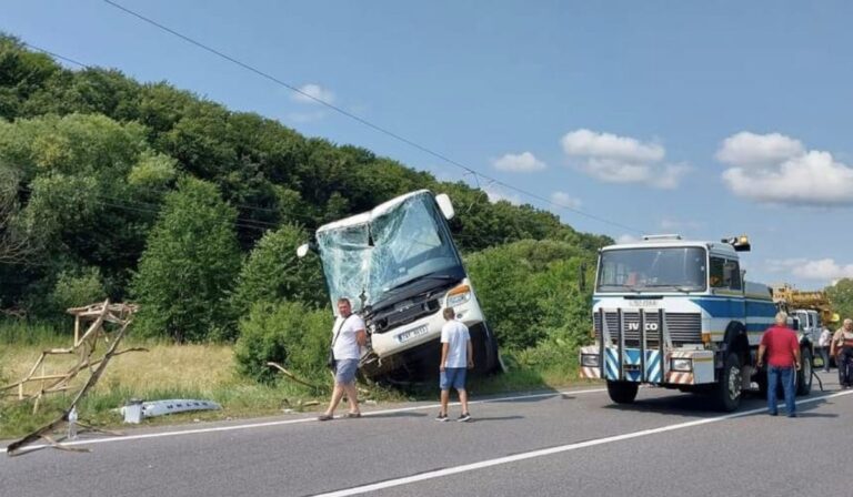 Baleset Felsőkerepecen: autó és busz ütközött