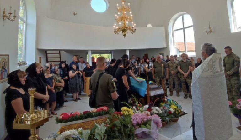 Eltemették Sztepan Koszturt
