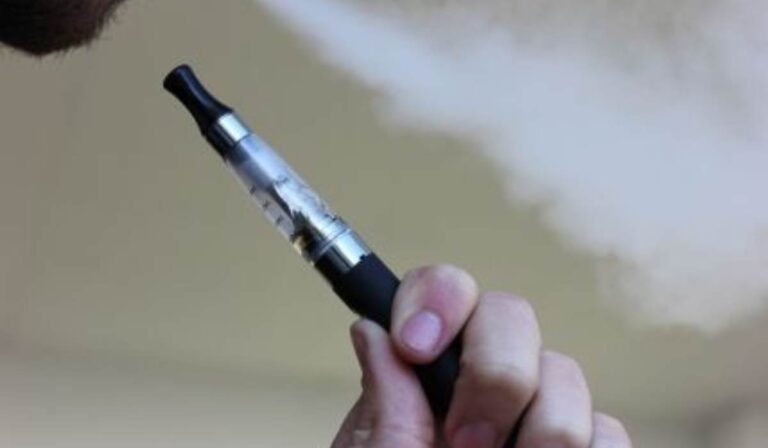Világszerte mintegy 15 millió fiatal használ e-cigarettát