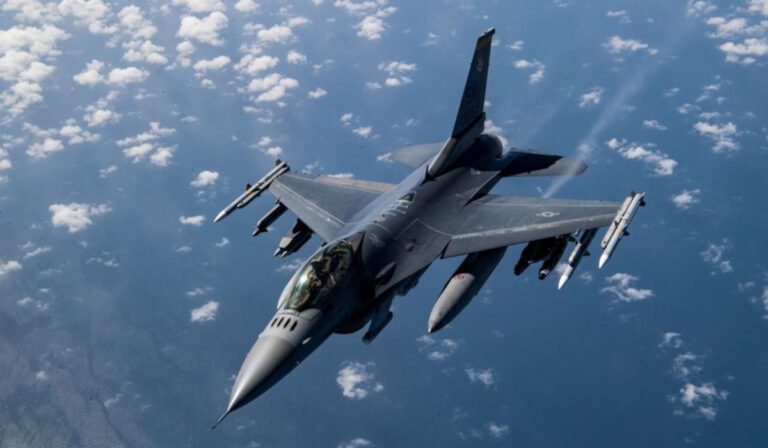 Norvégia két F–16-os vadászgépet küld Dániába az ukrán pilóták kiképzésére
