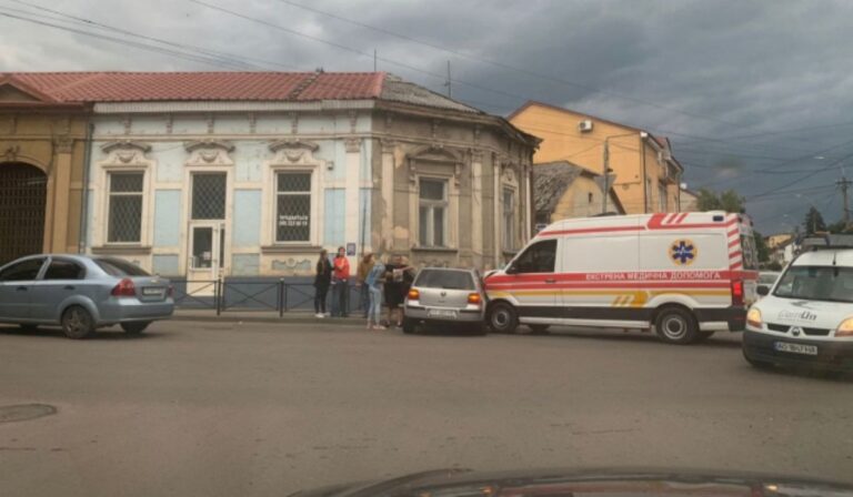 Mentőautó szenvedett balesetet Ungváron