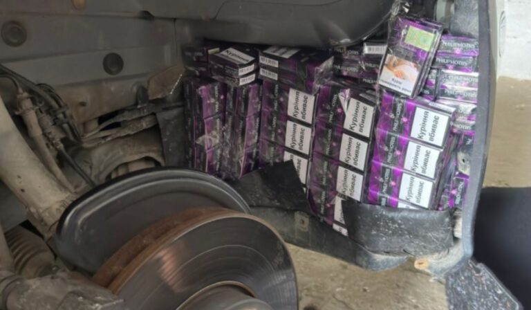 Csempészett cigarettát találtak egy Mercedesben Újlaknál