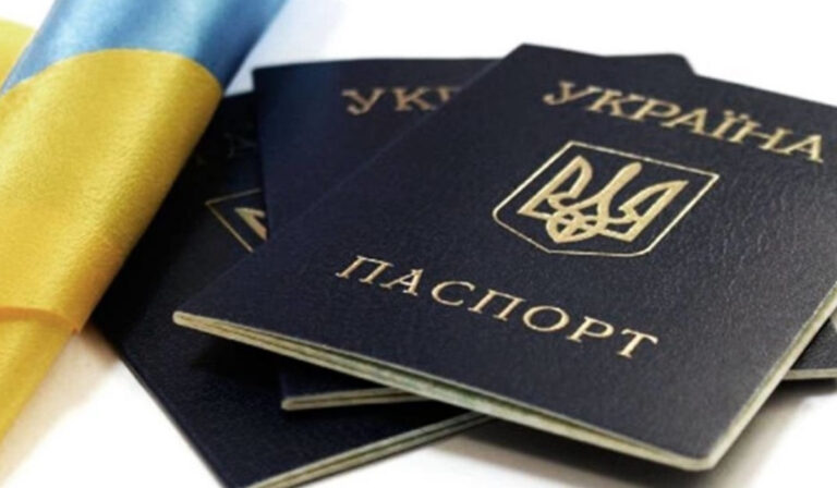 Відновлюються строки для вклеювання фотографій у паспорт
