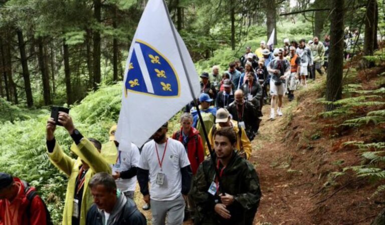 A srebrenicai mészárlásra emlékeznek