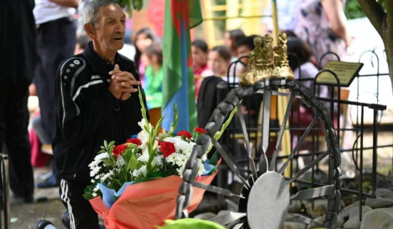 Emlékművet avattak a holokauszt roma áldozatainak tiszteletére Ungváron