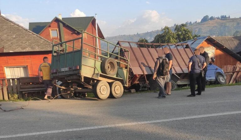 Teherautó hajtott egy házba Mezőháton