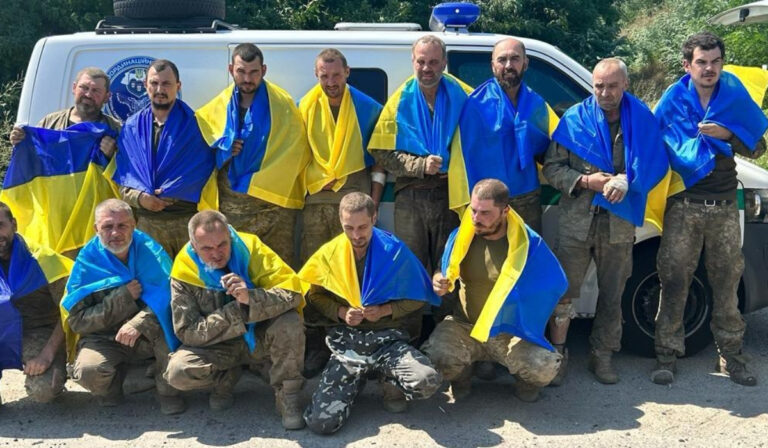 Fogolycsere: 22 katona térhetett haza Ukrajnába