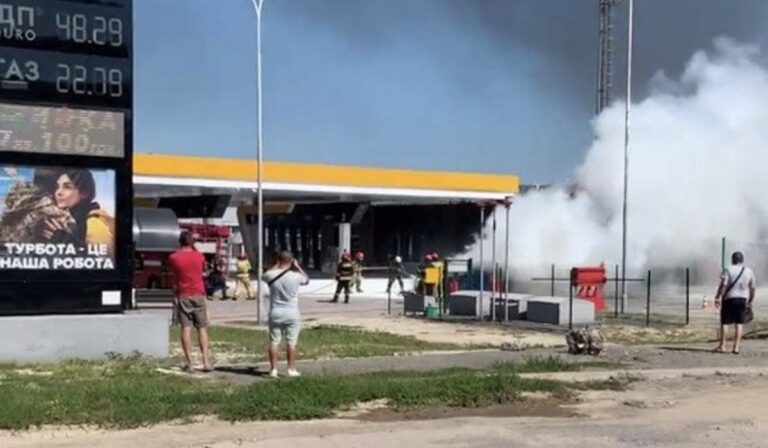 Autó gyulladt ki egy ungvári benzinkútnál
