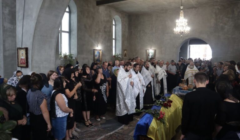 Katonatemetés Dombón