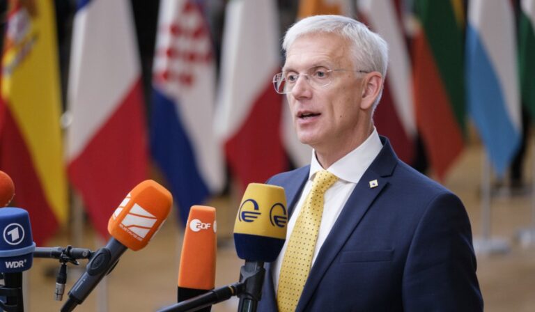 Bejelentette lemondását a lett kormányfő