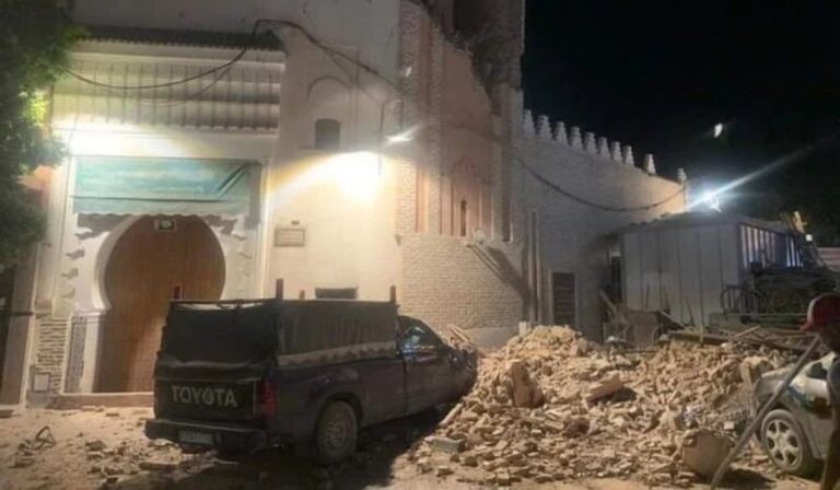 Közel 300 halottja van az éjszakai földrengésnek Marokkóban