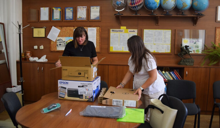 Számítástechnikai eszközöket kapott a Beregszászi Kossuth Lajos Líceum
