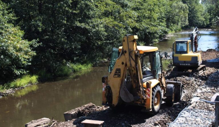 Megkezdték az Ilosva-patak töltésének helyreállítását