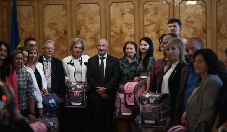 Iskolatáskákat adtak át ukrán gyerekeknek Magyarország jóvoltából