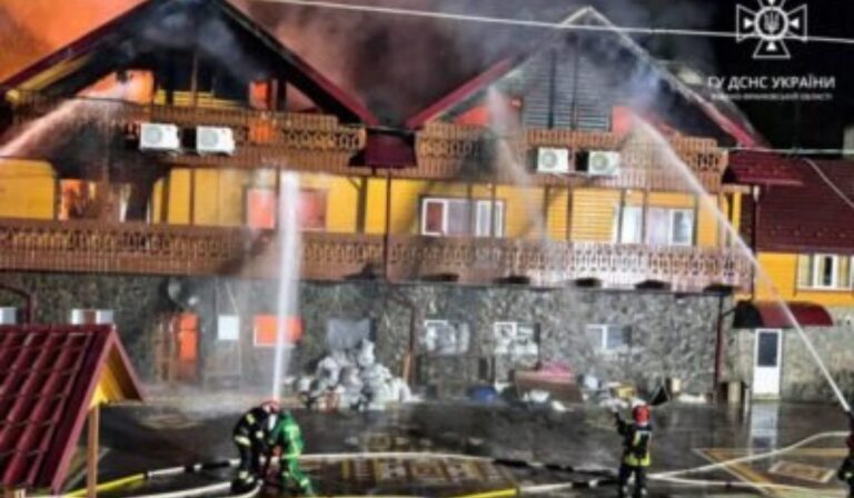 Kigyulladt egy üdülőkomplexum a Kárpátokban