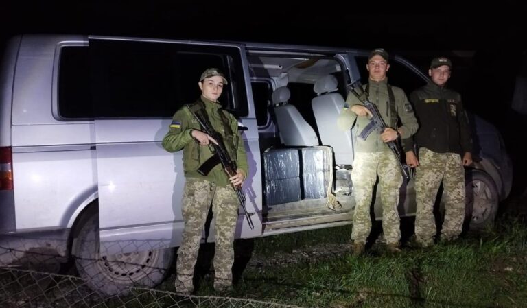 Hatezer doboz cigarettát találtak egy kisbuszban Nagybocskó közelében