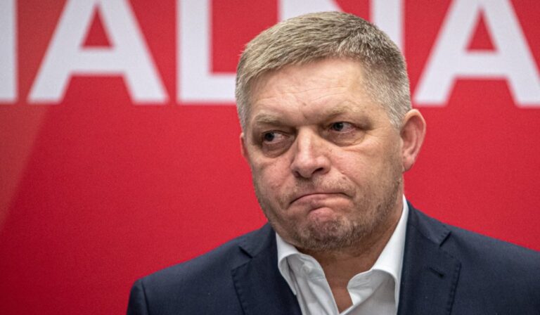Leállítaná az Ukrajnának nyújtott fegyvertámogatást Robert Fico