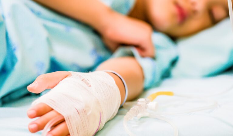 Súlyos égési sérüléssel szállítottak kórházba egy gyereket Munkácson