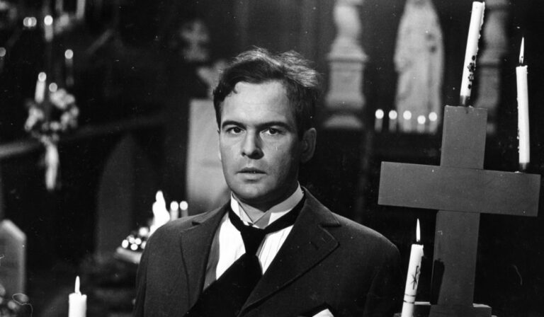 az Utazás a koponyám körül című film főszereplője, az egyik lázálom jelenetében Latinovits Zoltán színművész.