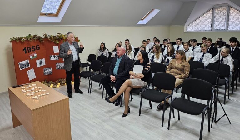 Az ’56-os hősökre emlékeztek a Kárpátaljai Magyar Líceum Péterfalvai Részlegén