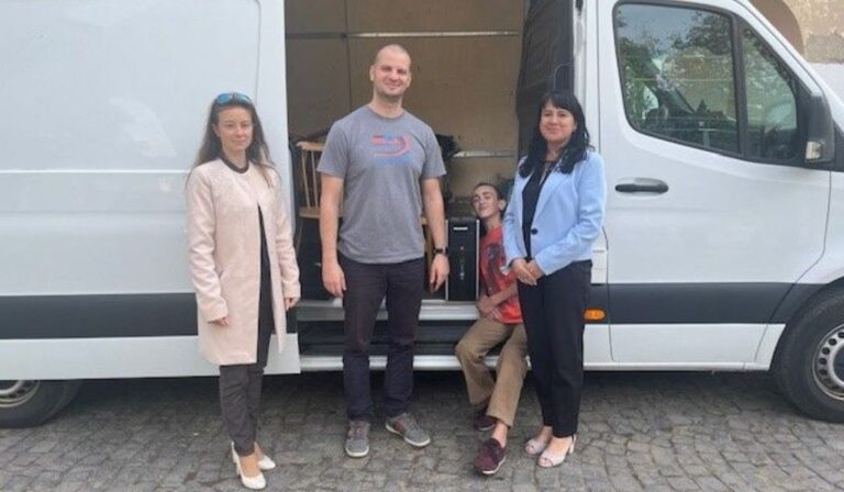 Nagy értékű adomány a Nagyszőlősi 3. Sz. Perényi Zsigmond Középiskolának