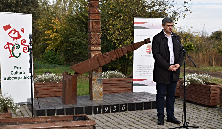 ’56 lives’ – commemoration at the railway station in Beregszász