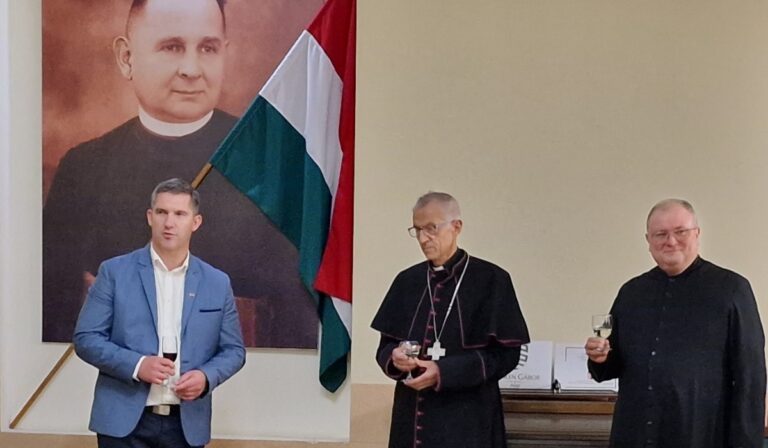 Majnek Antal nyugalmazott püspök Pásztor Ferenc-díjban részesült