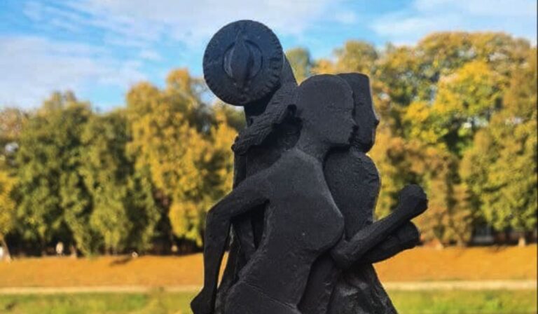 Felújították az ungvári tájfutó miniszobrot