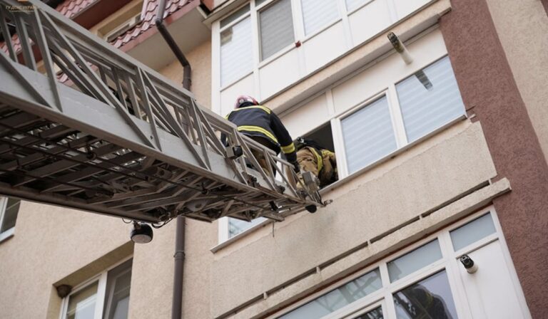 Tűzhelyen felejtett étel miatt gyulladt ki egy lakás Ungváron