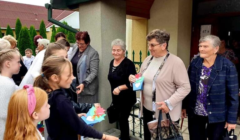 Az idősek világnapja alkalmából méltatták a szépkorúakat Eszenyben