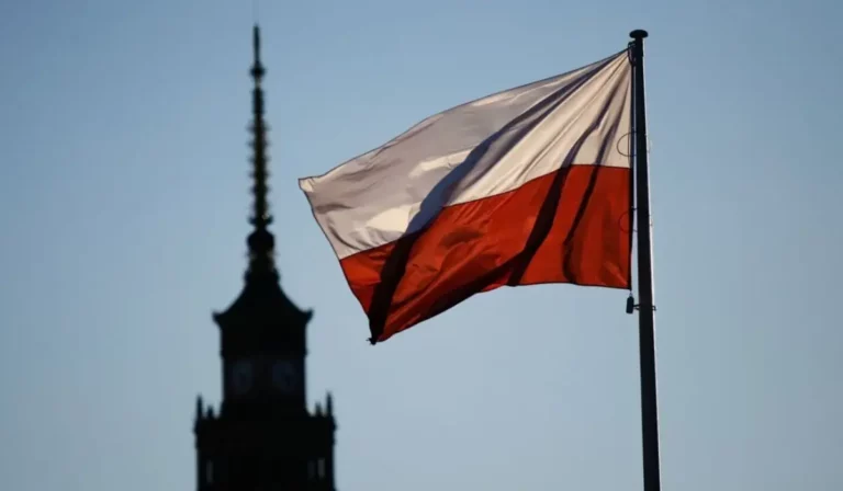 Lengyelországban ezentúl munkavállaláshoz kötik az ukrán menekültek támogatását
