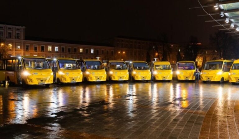 ЄС передав Україні 370 шкільних автобусів