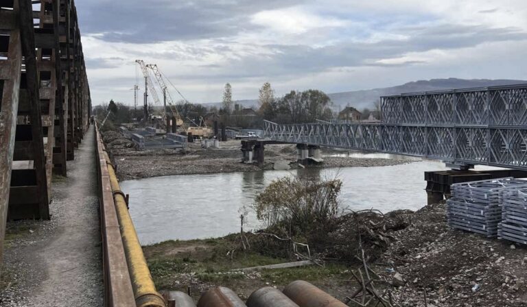 Épül a moduláris híd a Tarac felett