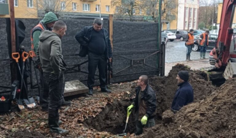 Megkezdték Szolyván a központi obeliszk alá temetett holttestek exhumálását