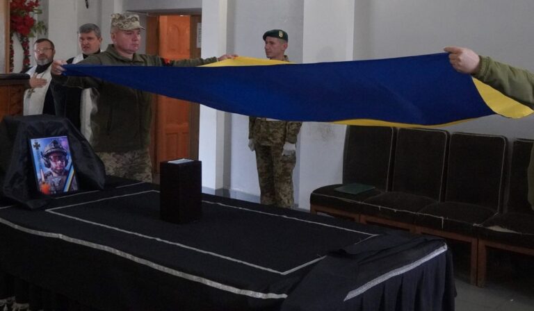 Eltemették Makszim Naumenkót