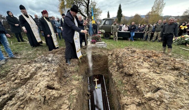 Eltemették Olekszandr Diniszt