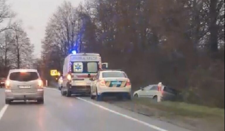 Autó borult az árokba Drágabártfalvánál