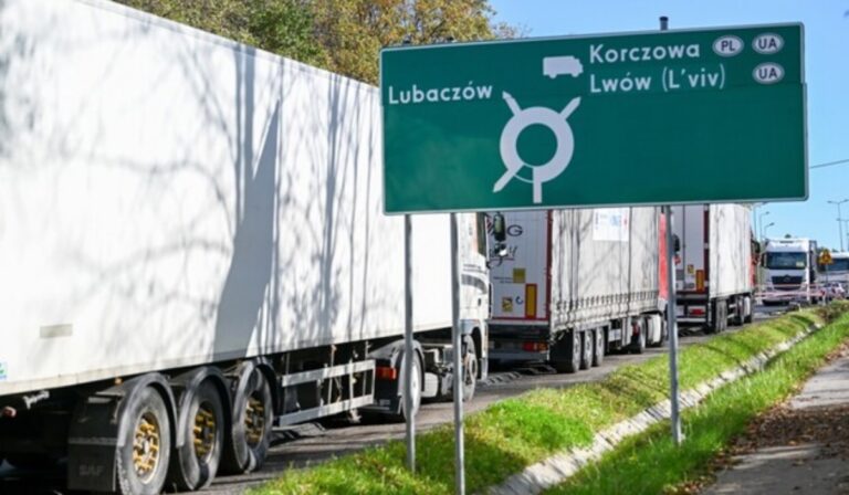 Kijev megkezdi a járművezetők evakuálását a lengyel–ukrán határról
