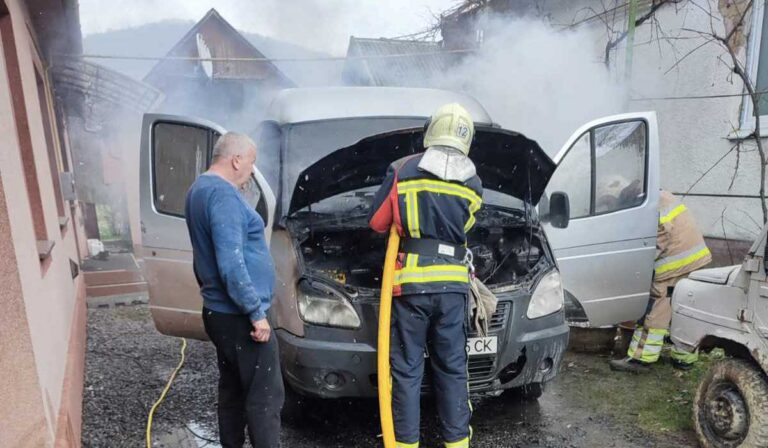 Kigyulladt egy kisbusz a Munkácsi járásban