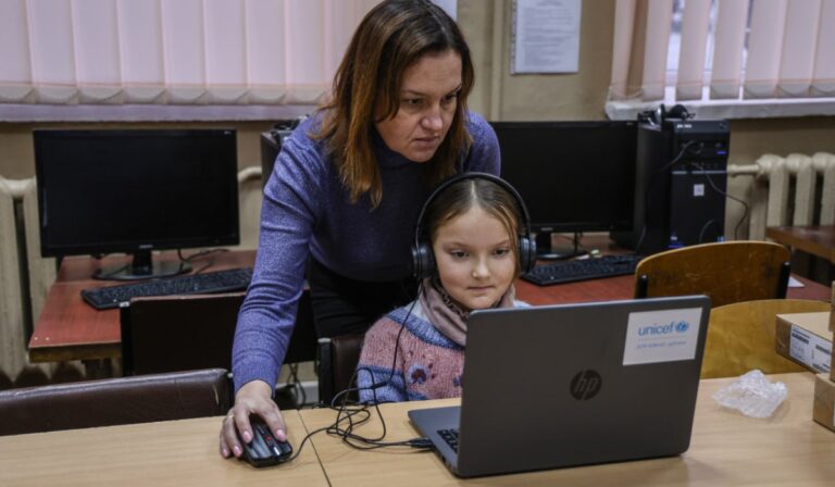 Az UNICEF közel 29 ezer laptopot adott át az ukrán iskoláknak