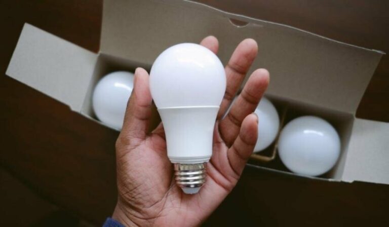 LED-lámpákat kaphatnak a nyugdíjasok Ukrajnában