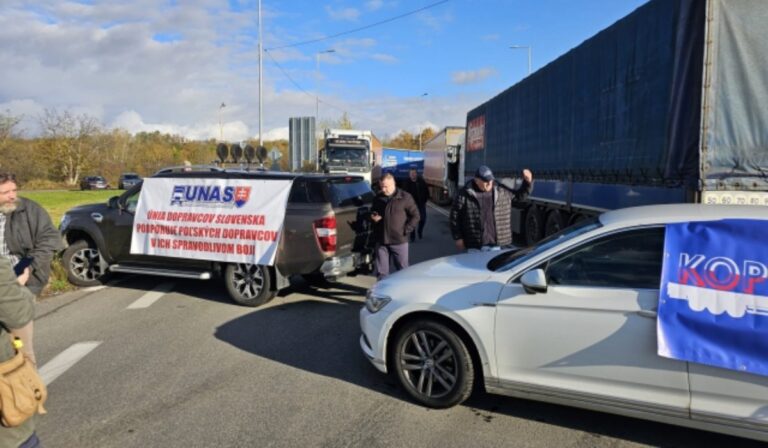 Szlovák szállítmányozók lezárták az ukrán határt Felsőnémetinél