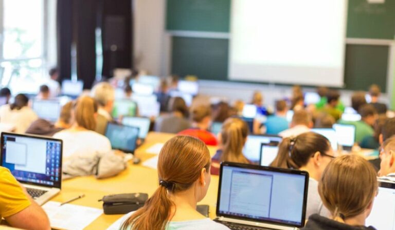 Megfoszthatják ösztöndíjuktól a külföldön tartózkodó hallgatókat