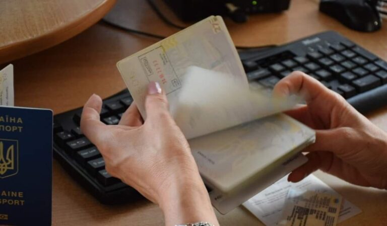 Nyugat-ukrajnai határőrség: 62 ezren léptek határt hétfőn