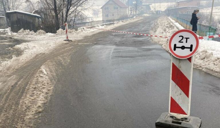 Elöntött a víz egy hidat a Rahói járásban