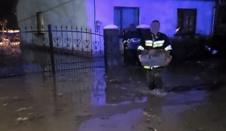 Átszakította a gátat a víz Perecsenyben